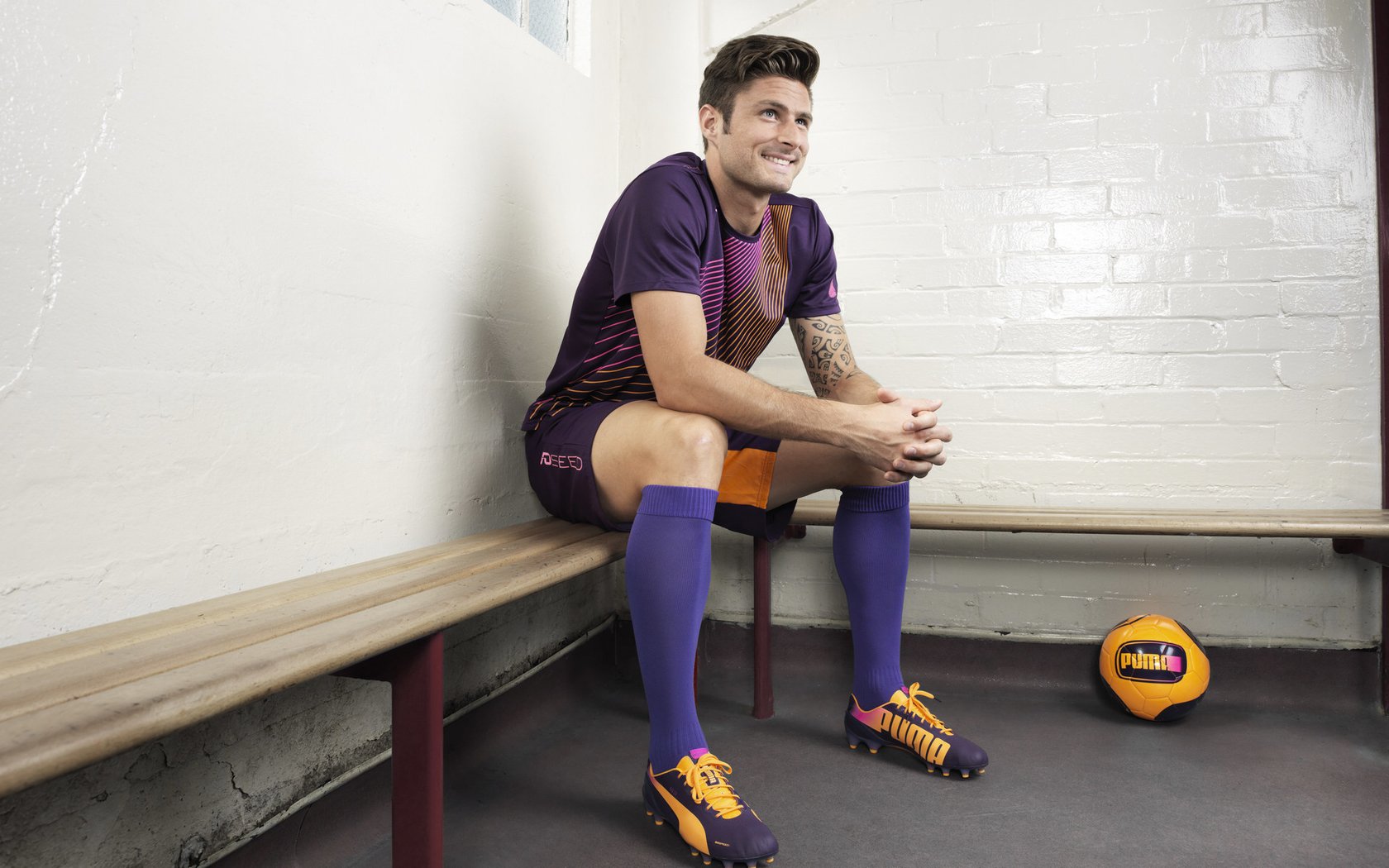 绿茵双城记,C罗封神无争议,东瀛武士轻取非洲雄狮