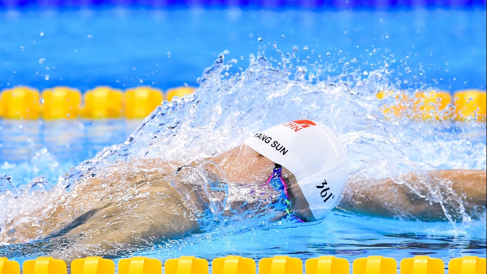 当黄黑风暴席卷梅阿查，足球与篮球的接管者之夜